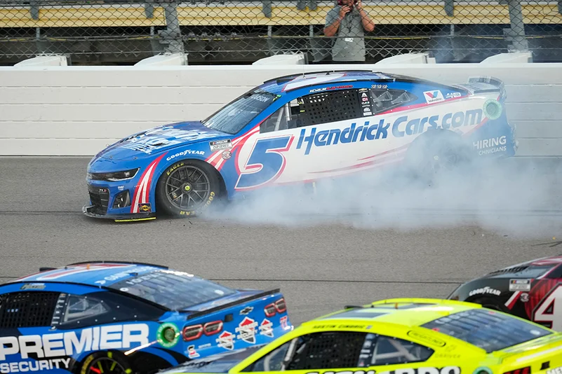 Kyle Larson (5) hits a wall during the race